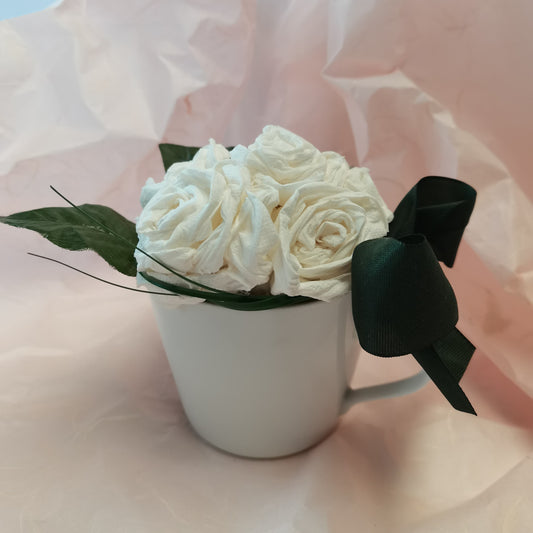 Papierblumenbouquet in Kaffeetasse