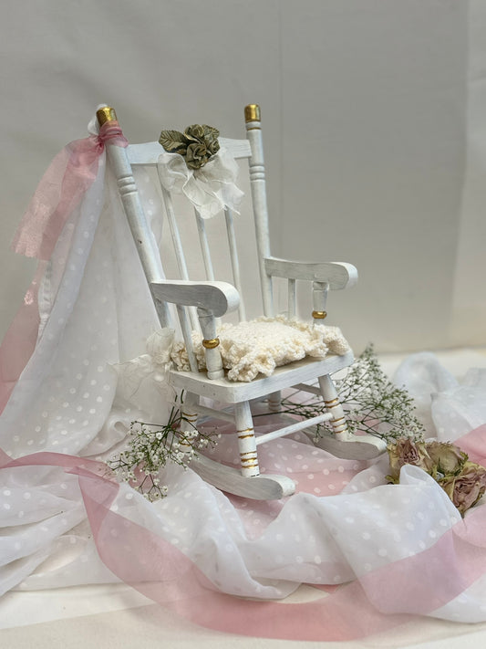 Holzschaukelstuhl Shabby-Look mit handgefertigtem Kissen und Blumenornament